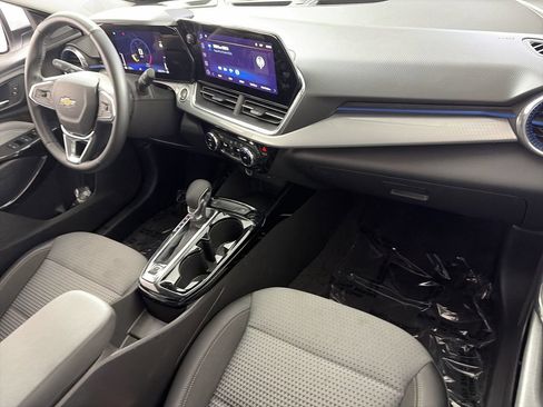 Used 2025 Chevrolet Trax LT w/ LT Convenience Package FWD image 26