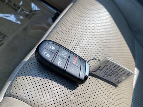 Used 2020 Jeep Grand Cherokee Overland AWD/4WD image 21