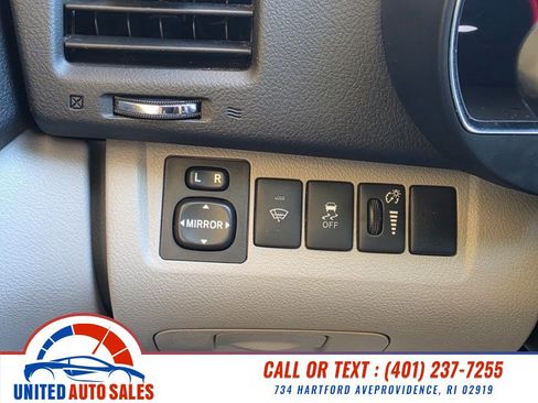 Used 2012 Toyota Highlander FWD w/ Cold Weather Pkg image 18