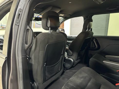 Used 2017 Dodge Grand Caravan SE image 21