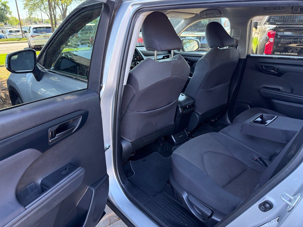 Used 2022 Toyota Highlander LE AWD/4WD image 12