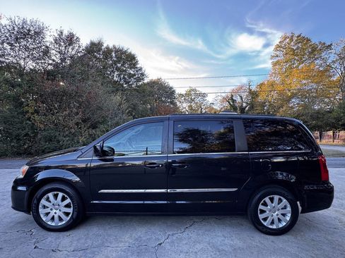 Used 2013 Chrysler Town & Country Touring image 5