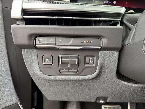 Used 2026 Cadillac Escalade V w/ LPO, ONYX Package image 31