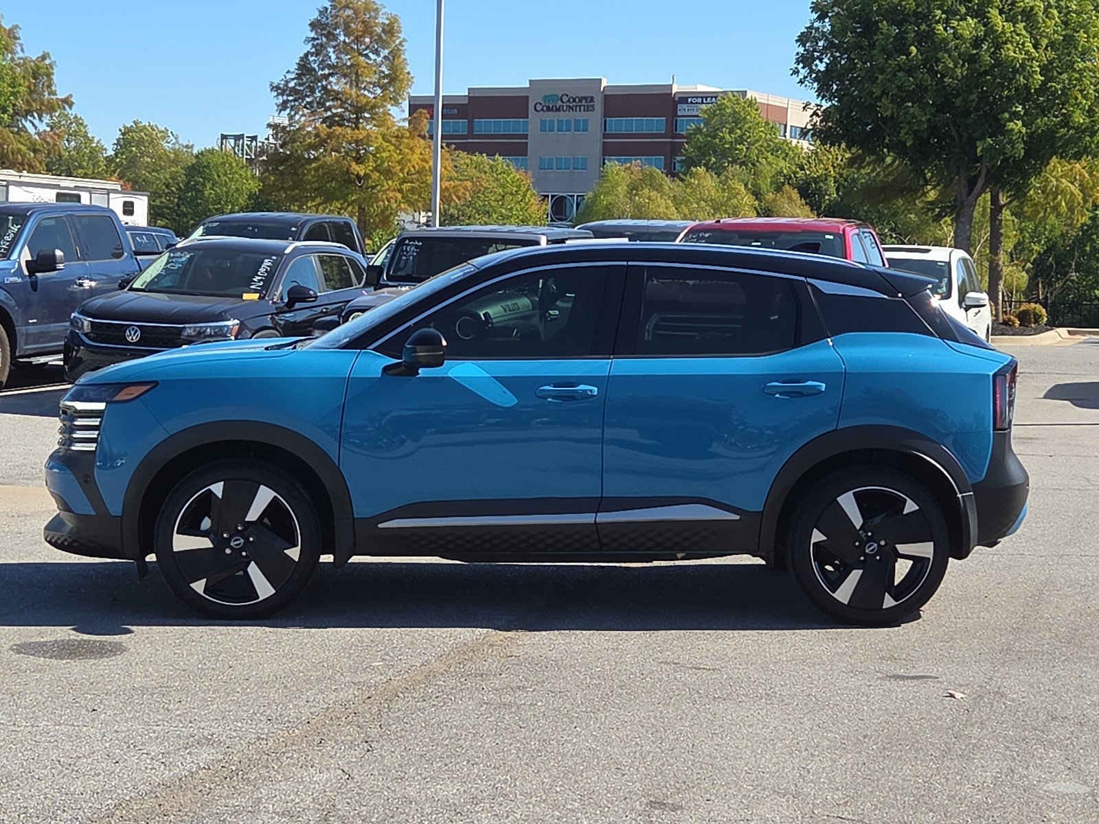Used 2025 Nissan Kicks SR AWD/4WD image 3