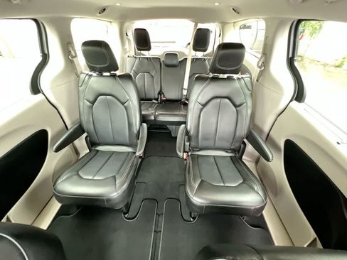 Used 2024 Chrysler Pacifica Touring-L FWD image 23