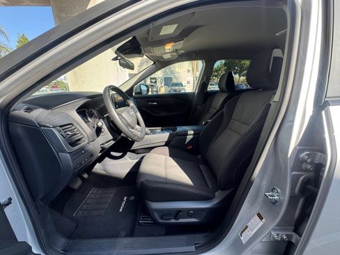 Used 2025 Nissan Rogue SV FWD image 24