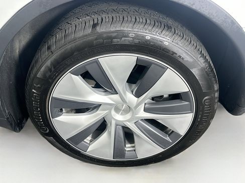 Used 2024 Tesla Model Y Long Range image 11