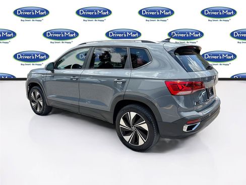 Used 2023 Volkswagen Taos SE w/ Panoramic Sunroof Package AWD/4WD image 5