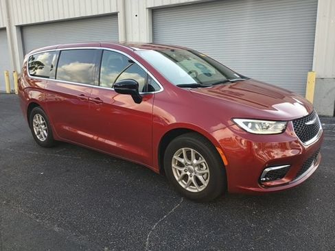 Used 2025 Chrysler Pacifica Select FWD image 6
