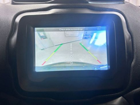 Used 2018 Jeep Renegade Latitude w/ Cold Weather Group image 17