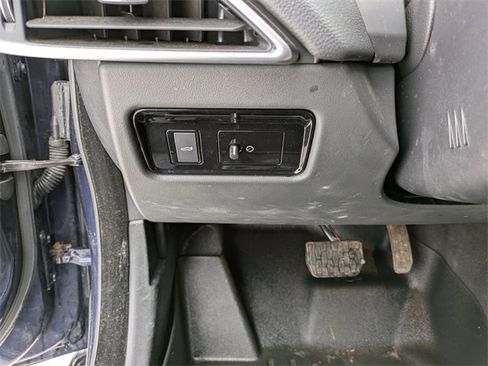 Used 2018 Jaguar XE Premium image 18