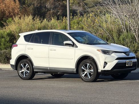 Used 2018 Toyota RAV4 XLE w/ All Weather Liner Package FWD image 8