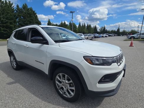 Used 2022 Jeep Compass Latitude w/ Sun and Sound Group AWD/4WD image 3