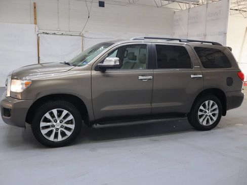 Used 2017 Toyota Sequoia Limited w/ Safety & Convenience Package RWD image 4