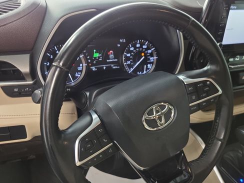 Used 2020 Toyota Highlander XLE FWD image 11