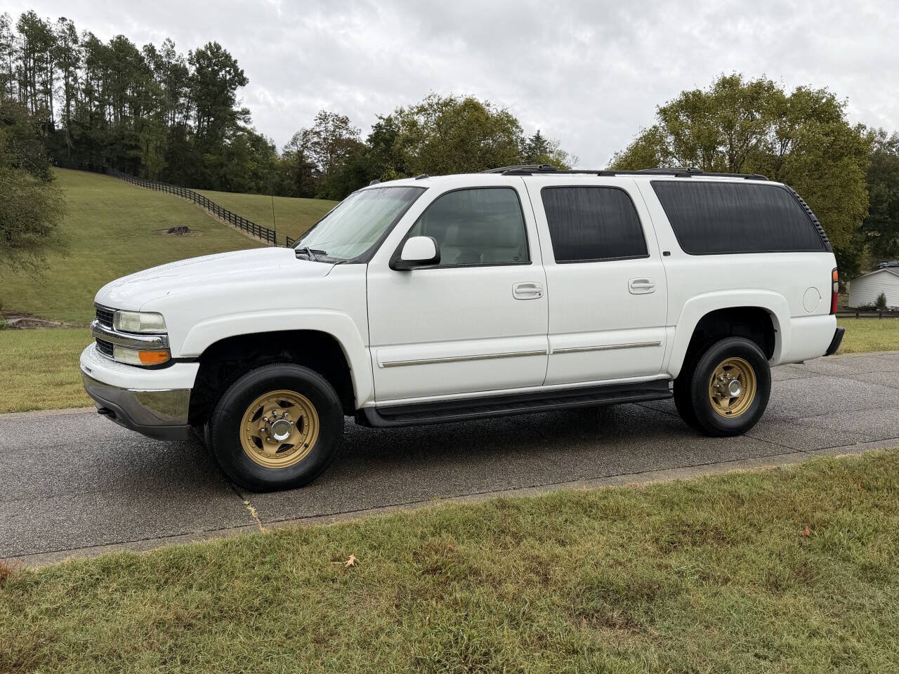 Used 2004 Chevrolet Suburban 2500 LT w/ Preferred Equipment Group AWD/4WD image 1