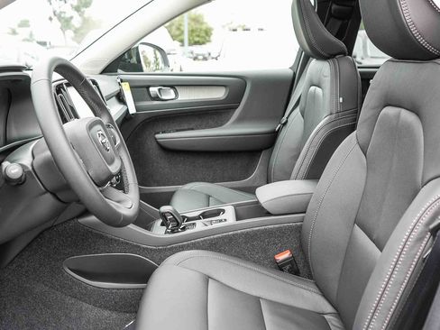 New 2026 Volvo XC40 B4 Core image 19