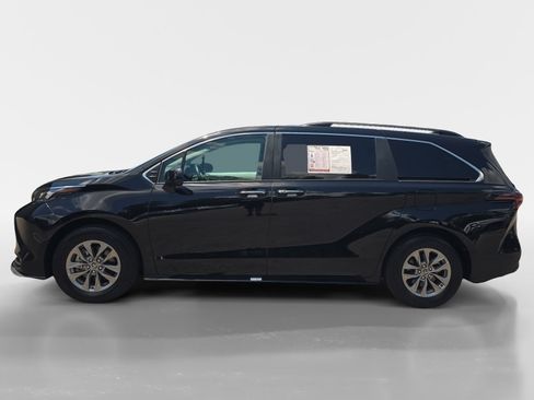 Used 2025 Toyota Sienna XLE FWD image 2