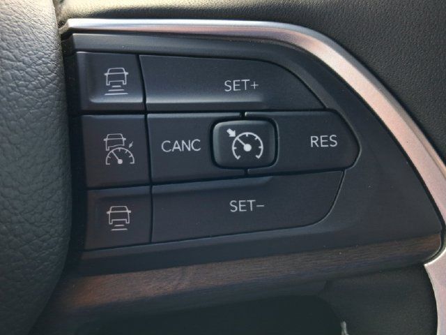 Used 2025 Jeep Grand Cherokee Limited w/ Luxury Tech Group II RWD image 17