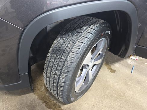 Used 2019 Jeep Cherokee Limited image 32