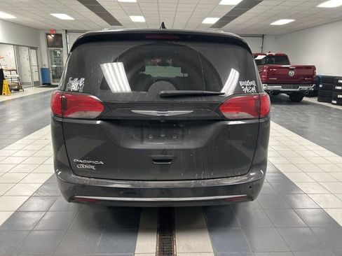 Used 2019 Chrysler Pacifica Touring-L image 6