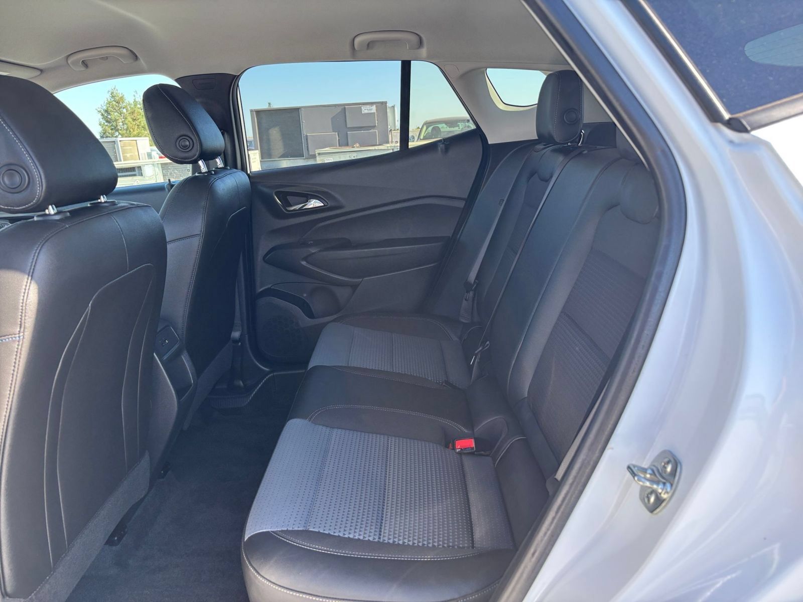 Used 2025 Chevrolet Trax LT FWD image 24