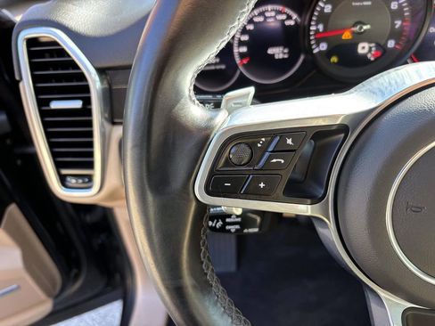 Certified 2022 Porsche Cayenne Platinum Edition image 28