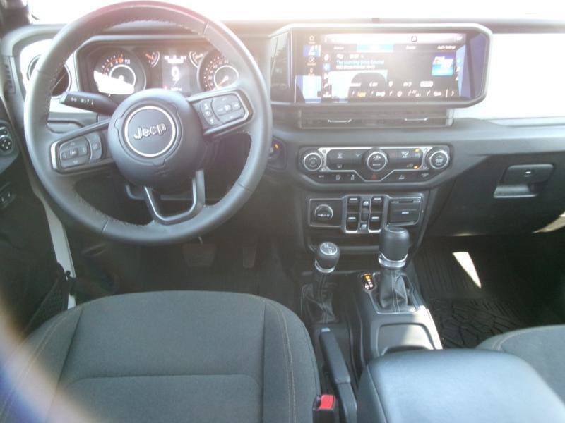 Used 2025 Jeep Gladiator Sport AWD/4WD image 11