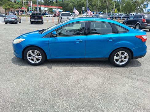 Used 2014 Ford Focus SE w/ SE Winter Package FWD image 4