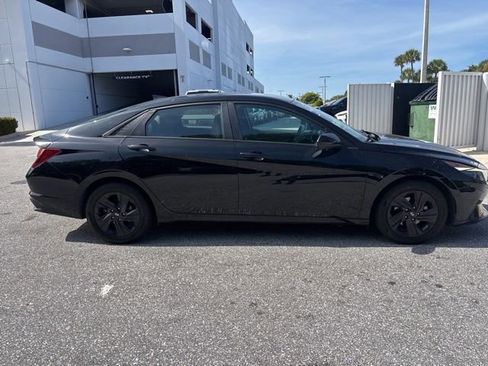 Used 2021 Hyundai Elantra SEL w/ Convenience Package FWD image 2