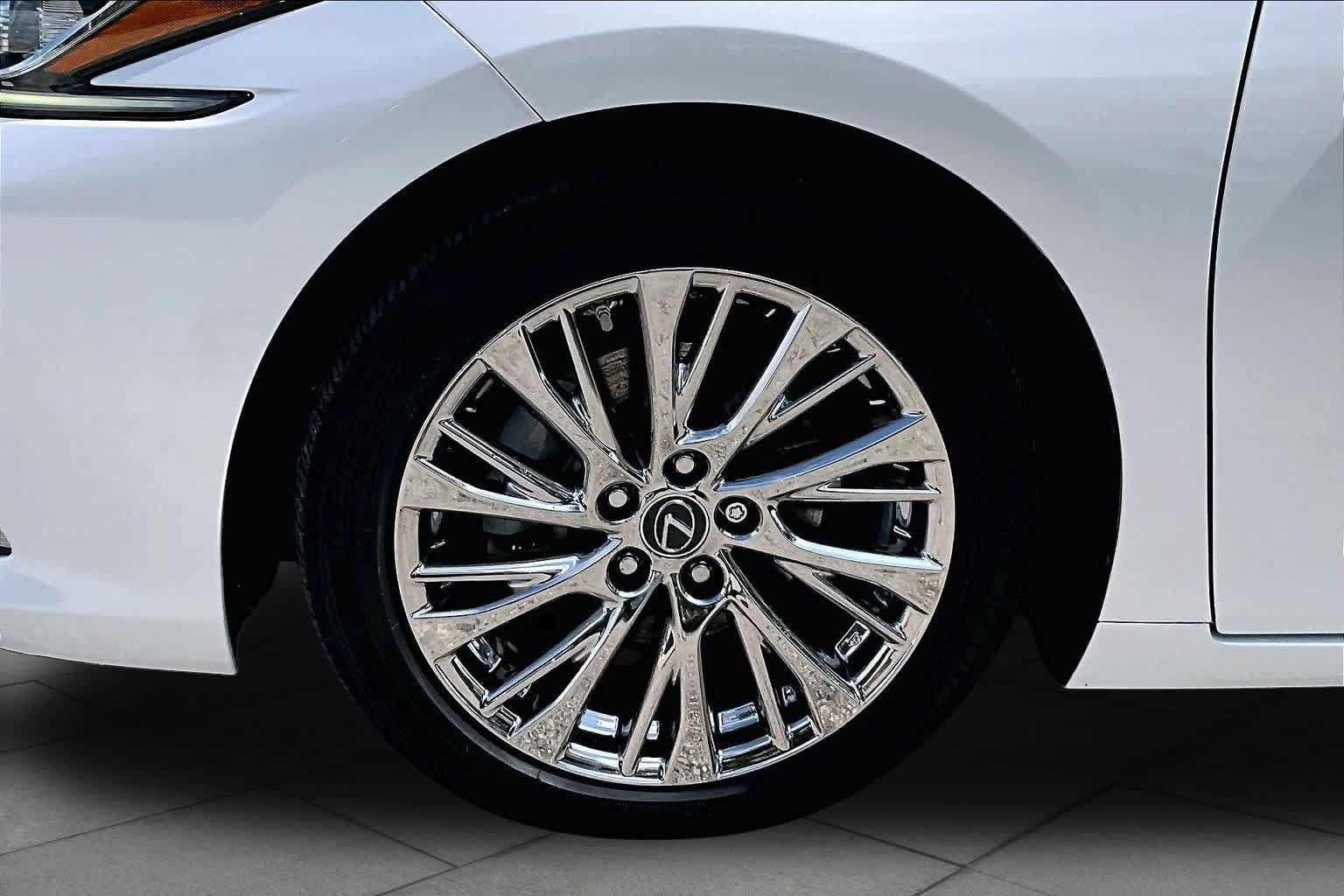 Used 2020 Lexus ES 300h w/ Premium Package FWD image 11