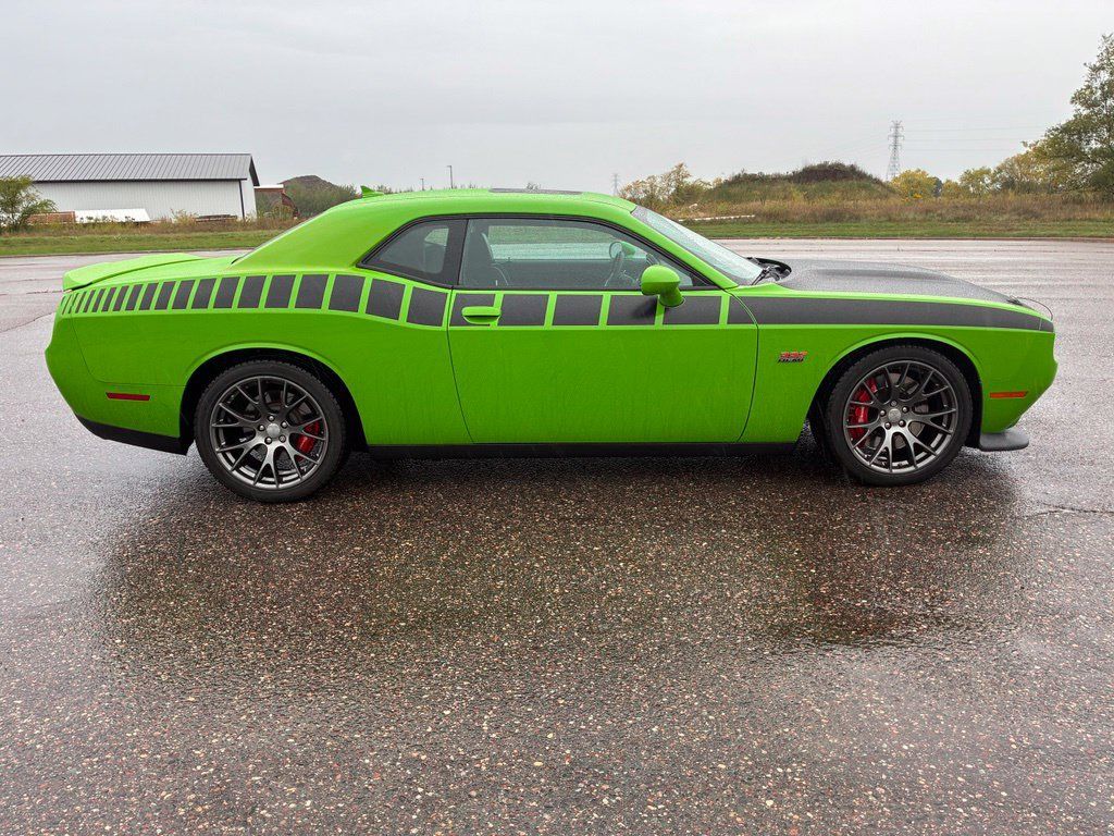 Used 2017 Dodge Challenger SRT RWD image 1