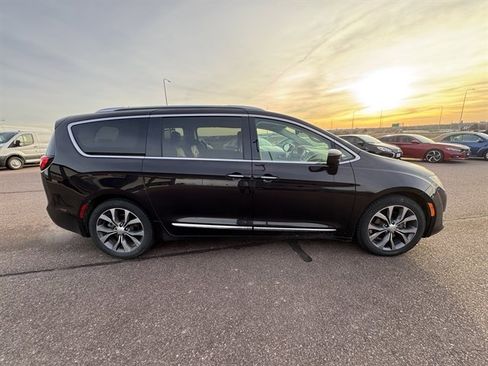 Used 2018 Chrysler Pacifica Touring-L w/ Tire & Wheel Group image 2