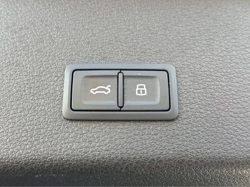 Used 2021 Audi e-tron Prestige w/ Prestige Package image 36