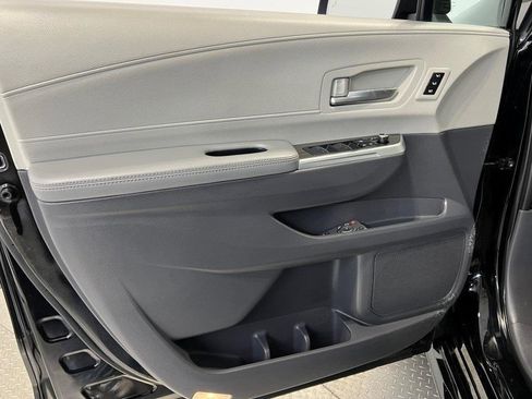 Used 2023 Toyota Sienna Limited image 38