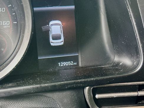 Used 2022 Hyundai Elantra SE FWD image 17