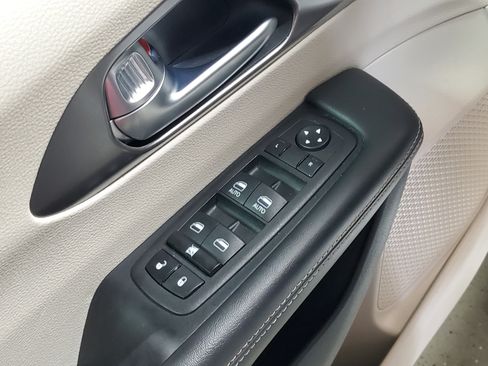 Used 2024 Chrysler Pacifica Touring-L FWD image 22