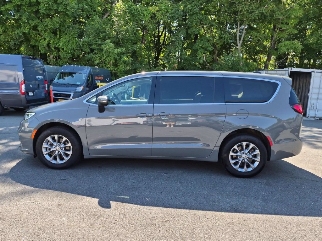 Used 2023 Chrysler Pacifica Touring-L AWD/4WD image 10