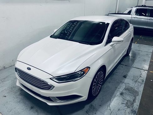 Used 2018 Ford Fusion SE w/ Fusion SE Technology Package FWD image 4