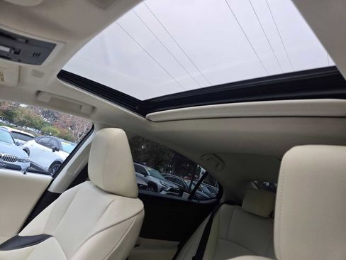 Used 2022 Lexus ES 300h w/ Premium Package image 25