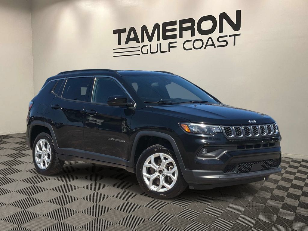 Used 2024 Jeep Compass Latitude AWD/4WD image 1