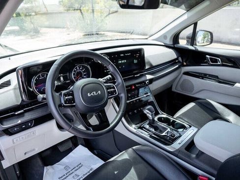 Used 2024 Kia Carnival EX FWD image 9
