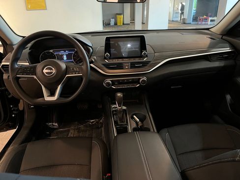 Used 2025 Nissan Altima 2.5 SV FWD image 32