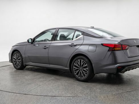 Used 2025 Nissan Altima 2.5 SV FWD image 6