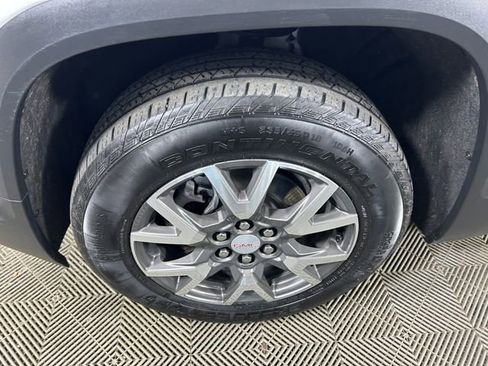 Used 2023 GMC Acadia SLE image 11