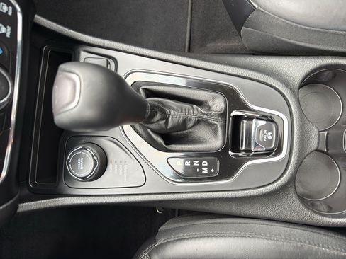 Used 2019 Jeep Cherokee Limited w/ Luxury Group AWD/4WD image 22