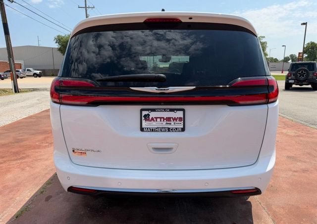 Used 2024 Chrysler Pacifica Touring-L FWD image 6