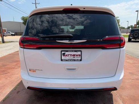 Used 2024 Chrysler Pacifica Touring-L FWD image 6
