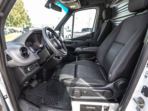 Used 2019 Freightliner Sprinter 3500 image 18