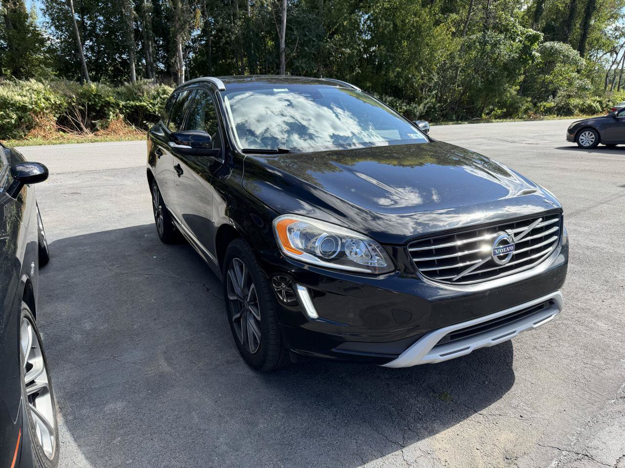 Used 2017 Volvo XC60 T6 Dynamic w/ Preferred Option Package AWD/4WD image 3